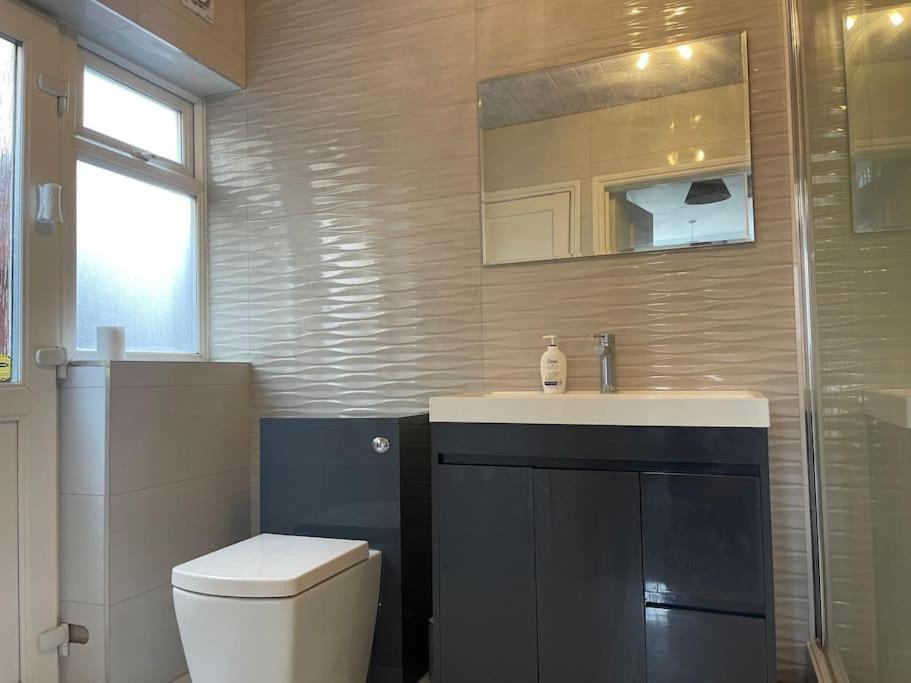 Luxurious Detached Holiday House Free Parking Near Airport Town Centre Railway Station Luton  Exterior foto