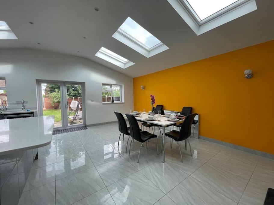 Luxurious Detached Holiday House Free Parking Near Airport Town Centre Railway Station Luton  Exterior foto
