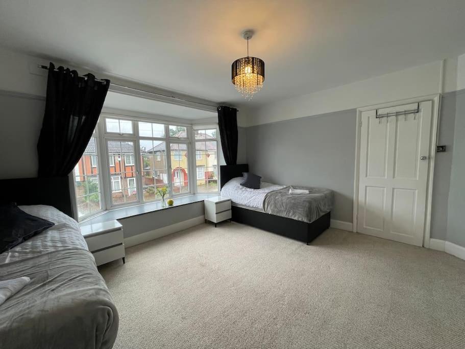 Luxurious Detached Holiday House Free Parking Near Airport Town Centre Railway Station Luton  Exterior foto