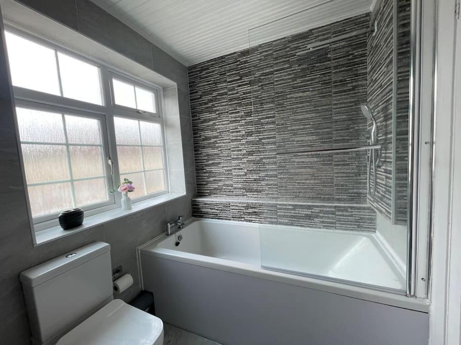 Luxurious Detached Holiday House Free Parking Near Airport Town Centre Railway Station Luton  Exterior foto